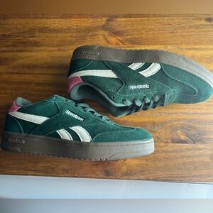 Reebok Woman’s Shoe Green Pink 7.5